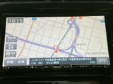 目的地までスムーズなナビゲーションをサポート。高精細な地図表示で、運転中の安心感を高めます。快適なドライブをさらに楽しめます。
