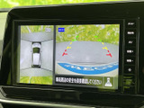 後方確認をサポートするモニター画面は、安全な運転に欠かせません。狭い道や駐車時も、周囲の状況を的確に把握できます。