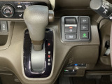CVT車のセレクトレバーです。低速から高速まで、変速ショックのないスムーズな走りと、エンジン効率のよい領域を維持して燃費にも貢献します。サイドブレーキはスイッチ操作の電子制御パーキングブレーキです。