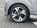 高級感引き立てるアルミ装着車。お洒落は足元からですね!