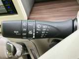 雨天時でもクリアな視界を確保できるワイパーレバー。運転の安全性を高めます。操作も簡単に行えます。