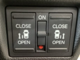 【両側パワースライドドア】両側がパワースライドドアになっており、運転席のスイッチやスマートキーでも開閉が可能です!開口部も広いので乗り降りも楽々♪