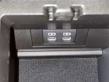 充電用USB端子付き。スマートフォンなどの充電に便利です。