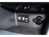 小物の収納に便利なセンタートレイには携帯等のデバイスの充電可能なUSB出力電源付です。