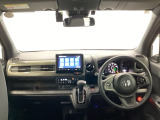 フロントガラスが大きく、ワイドな視界で運転もしやすくなるように設定されています。