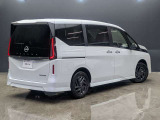 先進的でスタイリッシュな日産のVモーショングリルを採用したフロントデザイン。凛とした存在感と上質感を兼ね備え、街中でも際立つ洗練されたスタイルです。