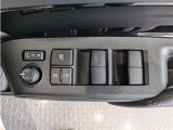パワーウィンドウのスイッチですよ。 運転席に居ながら窓を開け閉めのコントロールできますよ。 ロック機能で、子供がイタズラして窓を開けるという事も無くなりますよ。