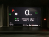 デジタル表示のスピードメーターとタコメーター、燃費やオドメーターなどの表示の他に、ホンダセンシング機能などの表示もできる多機能なマルチインフォメーション・ディスプレイです。