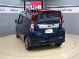 ハッチバックなので、バックドアは上に開きます♪大きな荷物の出し入れがしやすくなります。便利ですよ♪