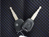 ◆キーレス◆雨が降っているのに傘がない・・車のところまで走ってカギを開けていたらズブ濡れ・・こんなことにならないようにキーレスはボタンを押せばカギが開錠されますので濡れる量も減ります!