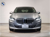【BMWの伝統】BMWの特徴的な&ldquo;キドニーグリル&rdquo;は、80年以上続く伝統の形でございます。変わらないこだわりのデザインが、プレミアムブランド&ldquo;BMW&rdquo;を創り出します。