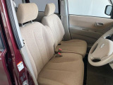 運転席まわりには十分なスペースがあり、大柄な方でもゆったり運転していただける環境です。
