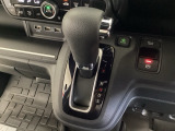 CVT車のセレクトレバーです。低速から高速まで、変速ショックのないスムーズな走りと、エンジン効率のよい領域を維持して燃費にも貢献します。サイドブレーキはスイッチ操作の電子制御パーキングブレーキです。