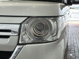 LEDヘッドライトは、点灯の瞬間から最大光量を発揮し、突然暗くなるトンネルなどでの安定感を高めます。