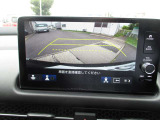 マルチビューカメラで車の周囲を映像で確認できます。駐車場や見通しの悪い交差点などナビ画面に映し出します。