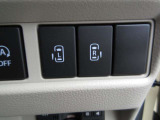 両側電動スライドドアのスイッチがあります。運転席に座ったままスライドドアの操作ができます。
