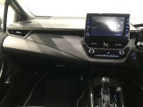スタイリッシュなデザインのインパネ。各操作スイッチは使いやすい位置に配置されてます。