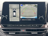 狭い場所での運転も安心。後方の状況を画面で確認できるので、安全な駐車をサポートいたします。ガイドライン表示も便利です。