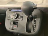 中古車選びで意外と見落としがちなポイントが、シフトレバー周辺の状態です。今回掲載している画像では、操作部分の使用感をはじめ、パネルの傷や擦れ、ボタン類の動作跡など、確認していただけます。