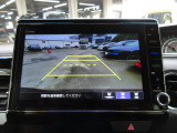 バックカメラの画像です。ガイドラインがスムースな車庫入れをサポートいたします。車庫入れの安心感がアップしますね。