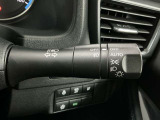 【オートライト】車のセンサーが周囲の明るさを感知し、自動でヘッドライトを点灯・消灯する機能です。この機能は夕暮れ時の交通事故が多い時間帯の安全性を高めてくれます。