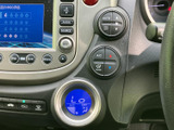 多彩な表示機能を持つモニターは、車両情報を確認するのに便利です。運転状況を把握し、安全で快適なドライブをサポートします。視認性にも優れています。