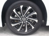 17インチアルミホイール(切削光輝+ブラック塗装)が装着されています。タイヤサイズ205/55R17