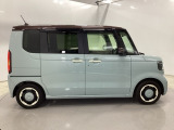 狭い駐車場でも、スライドドアならチャイルドシートへのお子さまの乗降や荷物の積載もスムーズ。