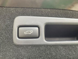 【パワーバックドア】スマートキーや運転席のボタンを押すだけでリアゲートが自動で開閉します!荷物を持っている時や、高い位置にあるバックドアを閉める際に便利な機能です♪