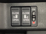 リアドアは乗り降りに便利な両側電動スライドドアです。また運転席に座っていながらスイッチ操作で自在にスライドドアを開け閉めできます。