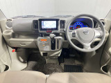 使いやすく安全な操作性と、良好な視界を実現した運転席!前席での移動がスムースなウォークスルー!