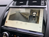 【3Dサラウンドカメラ(360&deg;カメラ)】全方位の死角となる部分や発進時・駐車時・細い路地からの運転などカメラを通してモニターで確認することが可能です。