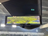 【インテリジェントルームミラー】後席の大きな荷物や同乗者で後方が確認しづらい時でも安心!カメラが撮影した車両後方の映像をルームミラー内に表示。クリアな視界で状況の確認が可能です!