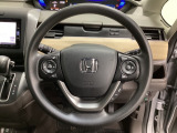 ハンドルにHondaセンシング系のクルーズコントロールやレーンキープアシストなどのスイッチと、オーディオの操作スイッチが装備されています。ハンドルから手を離さず安全に操作できます。