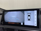 パノラミックビューモニターを装備。駐車場や交差点でクルマを真上から見るように周囲を確認できます。機能の詳細は販売店スタッフまでおたずねください。