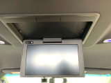【フリップダウンモニター】大画面モニターで後席でもエンタメをお楽しみいただけます。小さなお子様にも大人気の装備です♪