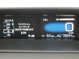 とっても見やすいメーターです。夜間時はラグジュアリーな気分にさせてくれる照明が魅力ですので、夜のドライブも楽しみになりますよ♪
