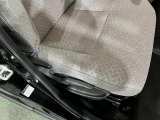 痛みの出やすい運転席シートの角、フロアマット、座面、ともに良好です