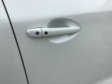 スマートキーを所持している状態でロックボタンを押すと、車両すべてのドアの解錠や施錠を行うことが出来ます。