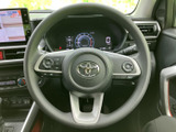 握りやすいステアリングは、運転操作をスムーズにします。オーディオや通話機能の操作も可能で、安全運転をサポートします。