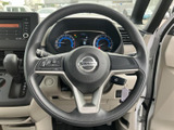 握りやすいステアリングは、運転中の操作性を高めます。スポーティーなデザインで、スタイリッシュな印象を与えます。