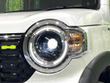 【LEDヘッドライト】悪天候や夜間走行時も良好な視界を確保し安心して運転できる高輝度LEDヘッドライトを装備!点灯速度が早く、消費電力も抑えられています。