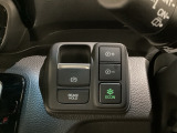 セレクトレバーの右に電子制御パーキングブレーキがあります。スイッチひとつで、停車した地点の傾斜などをシステムが検知・判断してブレーキ力を自動的に最適制御し、しっかり停車できるパーキングシステムです。