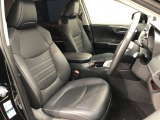 高めのヒップポイントで、ゆったりしたシートです。足腰に負担の掛かる乗り降りが、乗用車タイプに比べ楽になりますよ。