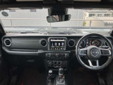 シンプルで無骨なデザインが魅力の車内。丸型エアベントと堅牢なスイッチ配置がオフロード感を強調し、直感的に操作できる配置も好印象。質感の高いシートと視認性の良いメーターで長距離でも快適にお楽しみ頂けます