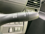 操作しやすいウインカーレバーで、安全な車線変更をサポート。直感的に操作できるので、運転に集中できます。スムーズな操作感も魅力です。