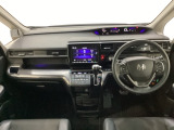 車内は光触媒抗菌消臭施工済です。インパネ周りはスタイリッシュなデザインで機能や装備も充実しています。グローブボックスやカップホルダーのほかにトレーなどたくさんの収納スペースが付いています。