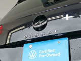 バックカメラ始動時にはVWのエンブレムが動いてカメラがボディの中心位置で映し出します。