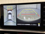 パノラミックビューモニターを装備。駐車場や交差点でクルマを真上から見るように周囲を確認できます。機能の詳細は販売店スタッフまでおたずねください。