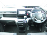 操作性に優れた運転席となります!小物入れや各ボタンの配置にこだわり、使いやすいです!座り心地もよく視認性も良好なのでロングドライブもお任せ下さい!